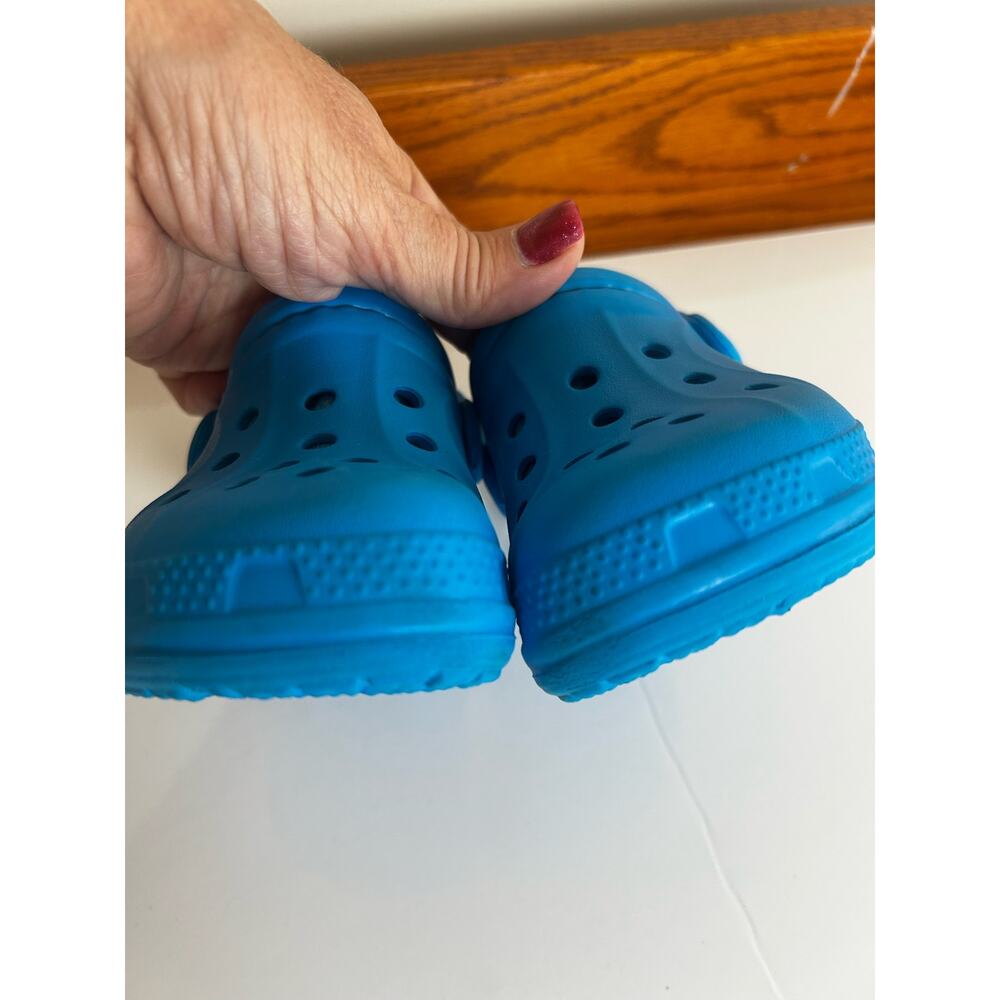 Crocs Toddler Size 6/7 Blue with black fleece lining - Picture 9 of 10